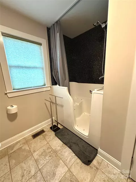 Bath - 1260 E Ridge Rd, Salisbury, NC 28144 photo 2 of 4