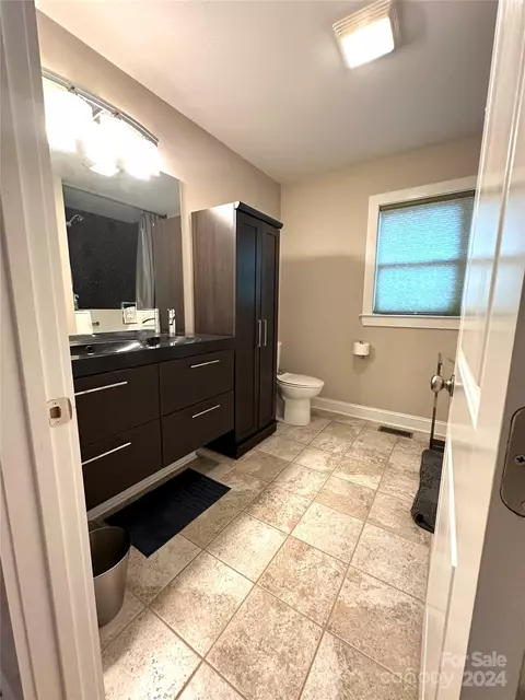 Bath - 1260 E Ridge Rd, Salisbury, NC 28144 photo 3 of 4