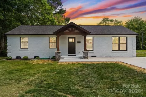 1120 Comstock Dr, Charlotte, NC 28217