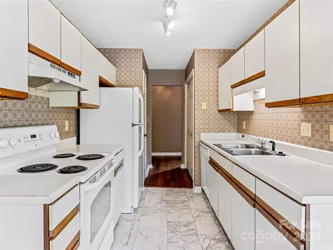 Kitchen - 23 Eagle Run, Brevard, NC 28712 photo 1 of 2
