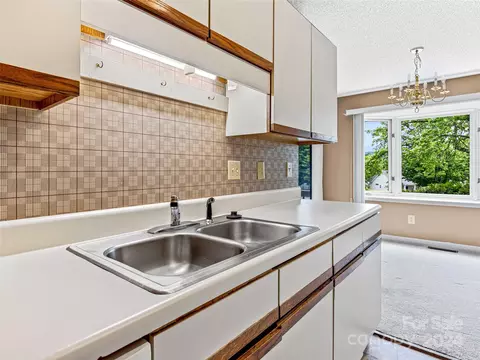 Kitchen - 23 Eagle Run, Brevard, NC 28712 photo 2 of 2