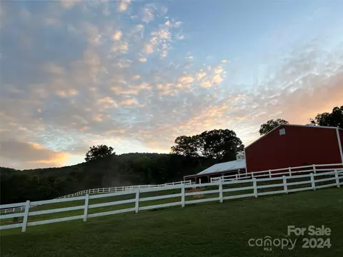 500 Reeves Cove Rd, Candler, NC 28715