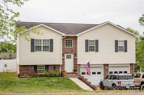 1156 Heritage Farm Rd, Hickory, NC 28601