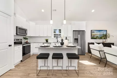 447 Dawn Cir, Charlotte, NC 28213