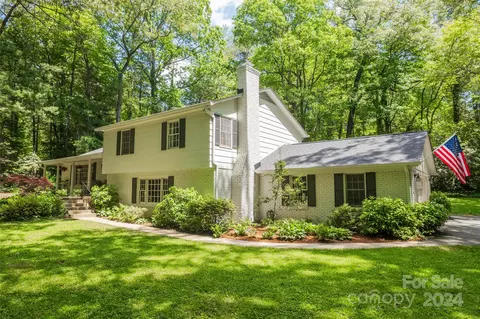 1220 Chanteloup Dr, Hendersonville, NC 28739