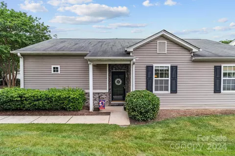 9043 Meadowmont View Dr, Charlotte, NC 28269