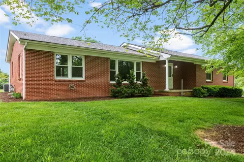 6 Knollridge Rd, Candler, NC 28715