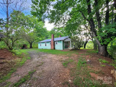3 Sampson Pl, Leicester, NC 28748