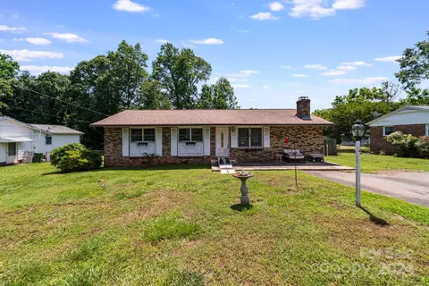 234 Pinewood Dr, Lowell, NC 28098