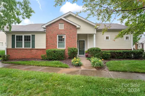 8607 Meadowmont View Dr, Charlotte, NC 28269