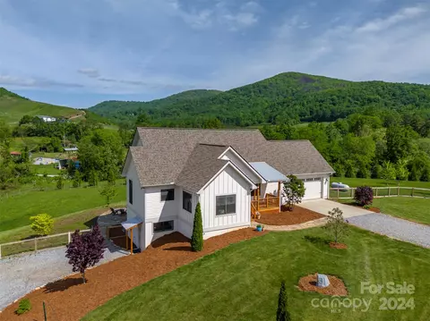 119 Lucky Dog Ln, Hendersonville, NC 28792