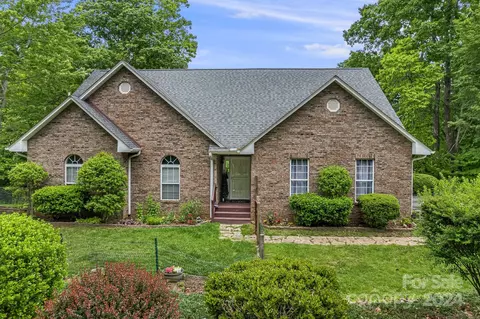29 Woodsey Ln, Swannanoa, NC 28778