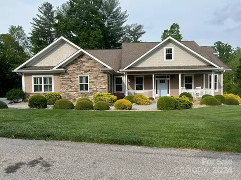 72 Willow Place Cir, Hendersonville, NC 28739