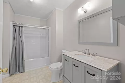 Bath - 1200 Laurel Ave, Lancaster, SC 29720 photo 2 of 2