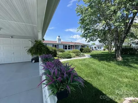 304 Forsythia Ct, Hendersonville, NC 28739