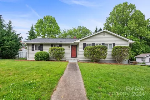 8 Deanwood Cir, Asheville, NC 28803