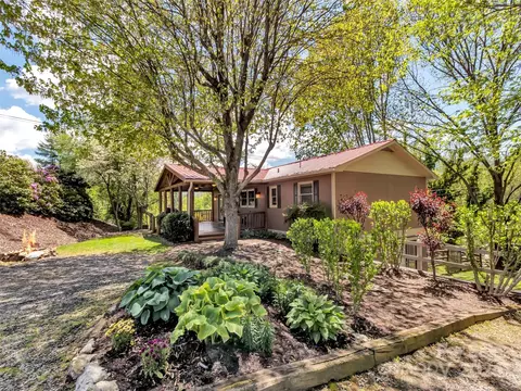 97 Hillcrest Dr, Clyde, NC 28721