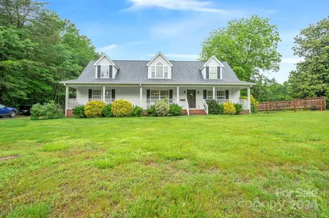 558 Pineville Rd, Statesville, NC 28677