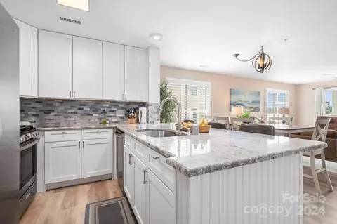 Kitchen - 18655 Vineyard Point Ln, Cornelius, NC 28031 photo 2 of 3