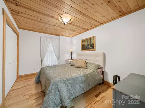 Bedroom - 412 Blueberry Dr, Burnsville, NC 28714 photo 2 of 5