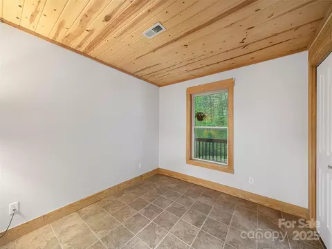 Bedroom - 412 Blueberry Dr, Burnsville, NC 28714 photo 3 of 5