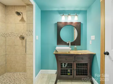 Bath - 412 Blueberry Dr, Burnsville, NC 28714 photo 2 of 6