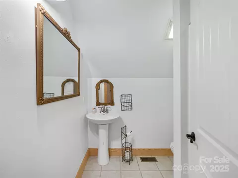 Bath - 412 Blueberry Dr, Burnsville, NC 28714 photo 5 of 6