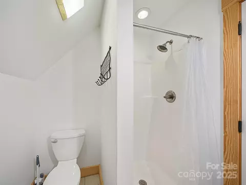 Bath - 412 Blueberry Dr, Burnsville, NC 28714 photo 6 of 6