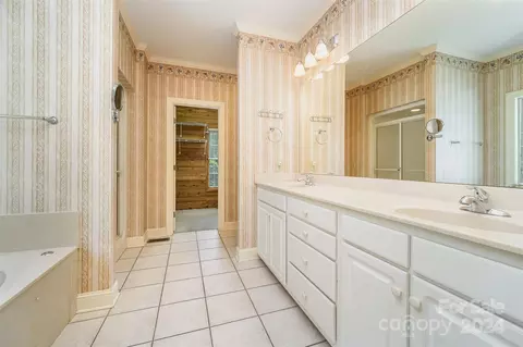 Bath - 2014 Schofield Pl, Salisbury, NC 28144 photo 1 of 3