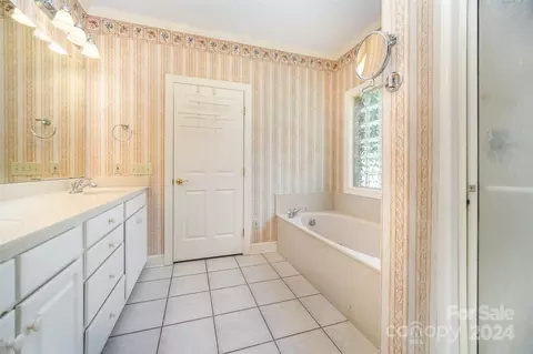 Bath - 2014 Schofield Pl, Salisbury, NC 28144 photo 2 of 3