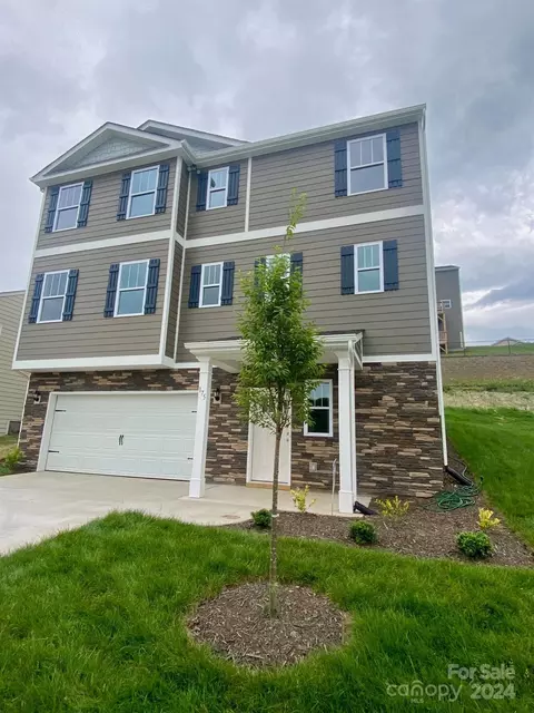 175 Marathon Ln, Candler, NC 28715