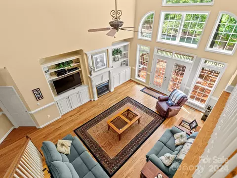 Living - 245 Hawthorne Ln, Cheraw, SC 29520 photo 4 of 4