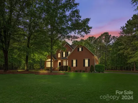 Exterior - 245 Hawthorne Ln, Cheraw, SC 29520 photo 5 of 7