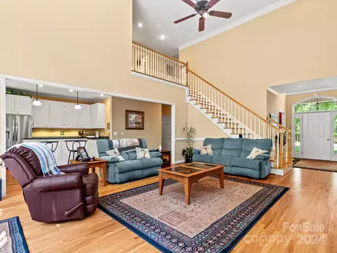 Living - 245 Hawthorne Ln, Cheraw, SC 29520 photo 3 of 4