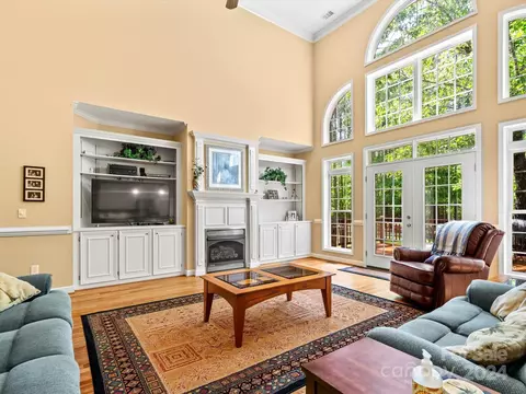 Living - 245 Hawthorne Ln, Cheraw, SC 29520 photo 2 of 4