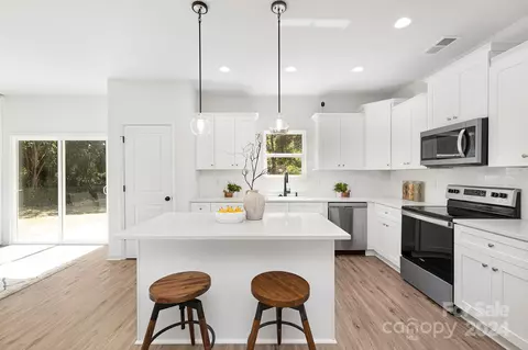 327 Austin Dr, Charlotte, NC 28213