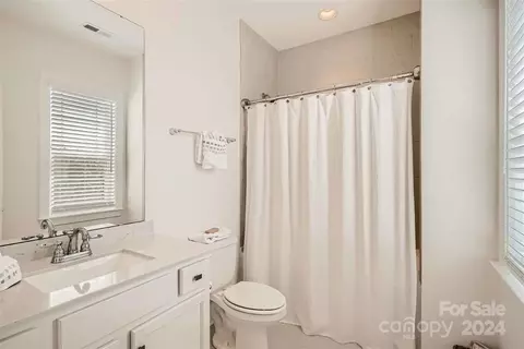 Bath - 146 Riverstone Dr, Davidson, NC 28036 photo 3 of 4