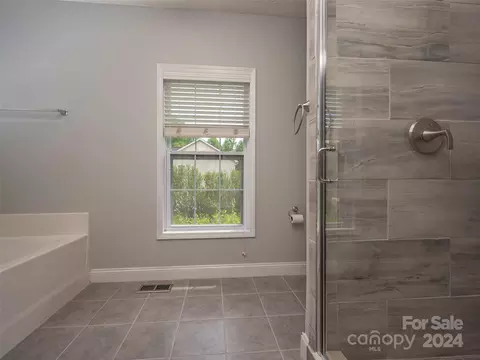 Bath - 68 Cedarview Ln, Saluda, NC 28773 photo 2 of 4