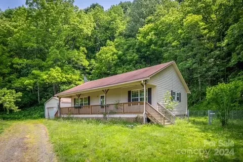 26 Harmony Ln, Bakersville, NC 28705