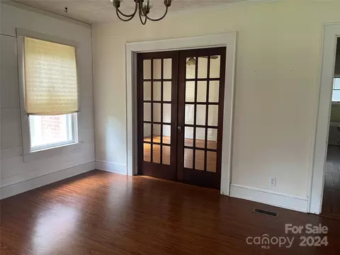 Living - 2105 E Us 70 Hwy, Morganton, NC 28655 photo 2 of 3