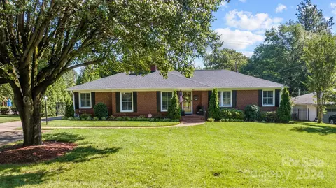 913 Fairbanks Rd, Charlotte, NC 28210