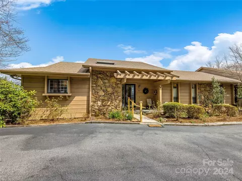 161 Country Ridge Rd, Hendersonville, NC 28739