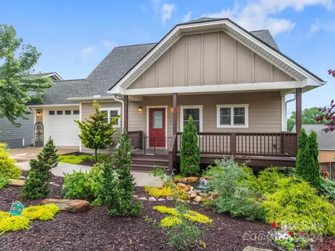 207 Oak Meadow Ln, Asheville, NC 28804