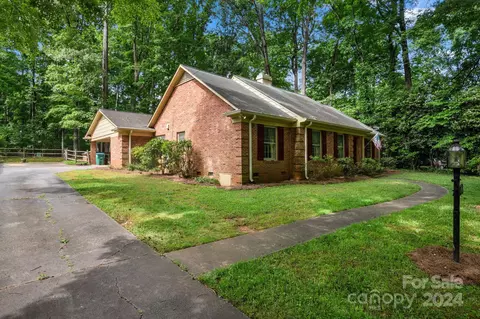 645 Stratfordshire Dr, Matthews, NC 28105