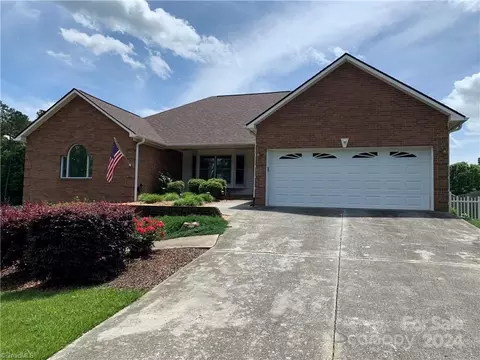 212 Ellenton Ct, Lexington, NC 27295