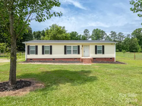 1261 Smokey Starnes Rd, Lancaster, SC 29720