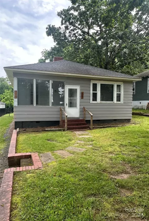 55 Cedar St, Badin, NC 28009