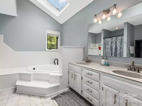 Bath - 2 Pheasant Dr, Fairview, NC 28730 photo 2 of 4