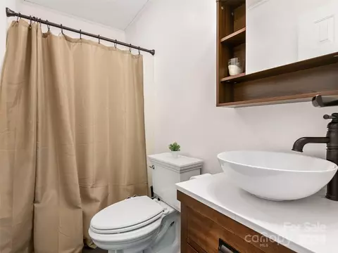Bath - 2 Pheasant Dr, Fairview, NC 28730 photo 1 of 4