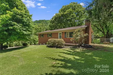 40 Farley St, Waynesville, NC 28786